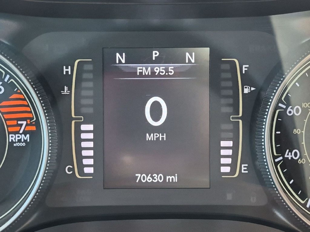 Used 2019 Jeep Cherokee Latitude Plus FWD image 16