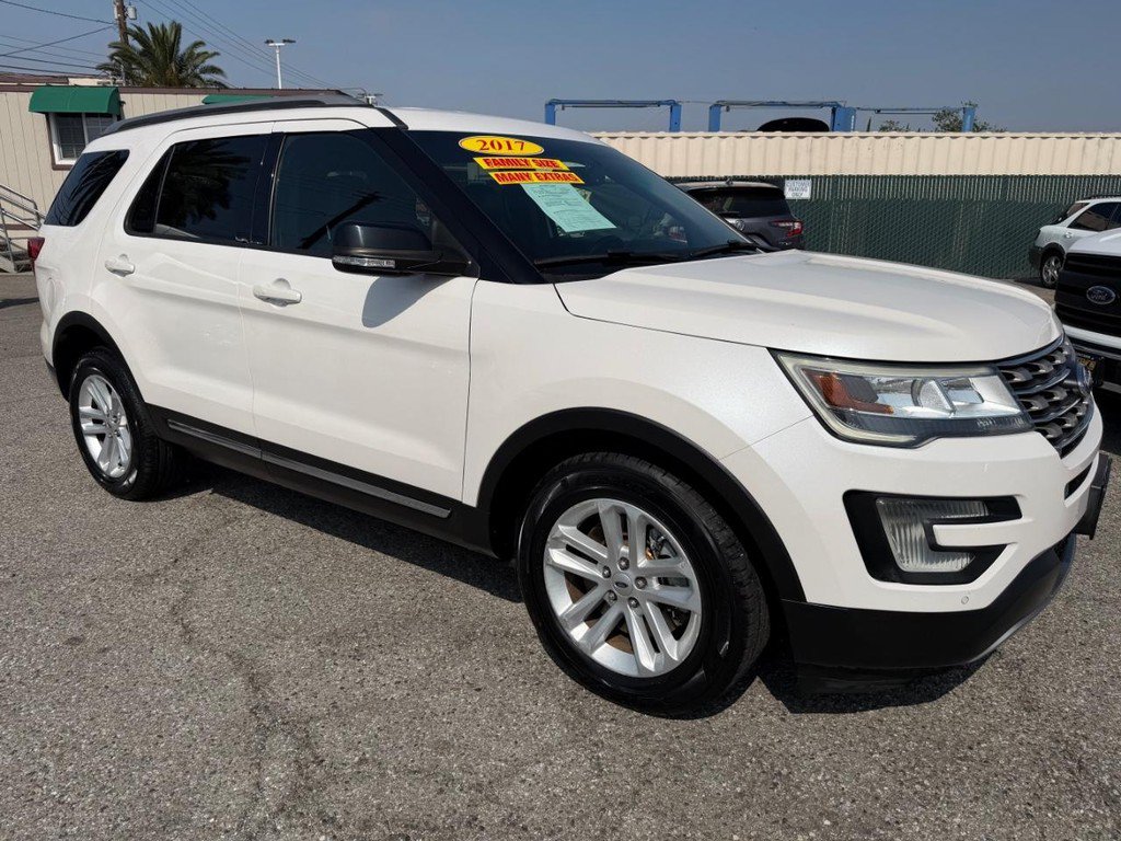 Used 2017 Ford Explorer XLT w/ Equipment Group 202A FWD image 3