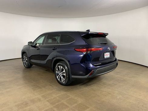Used 2023 Toyota Highlander XLE AWD/4WD image 16