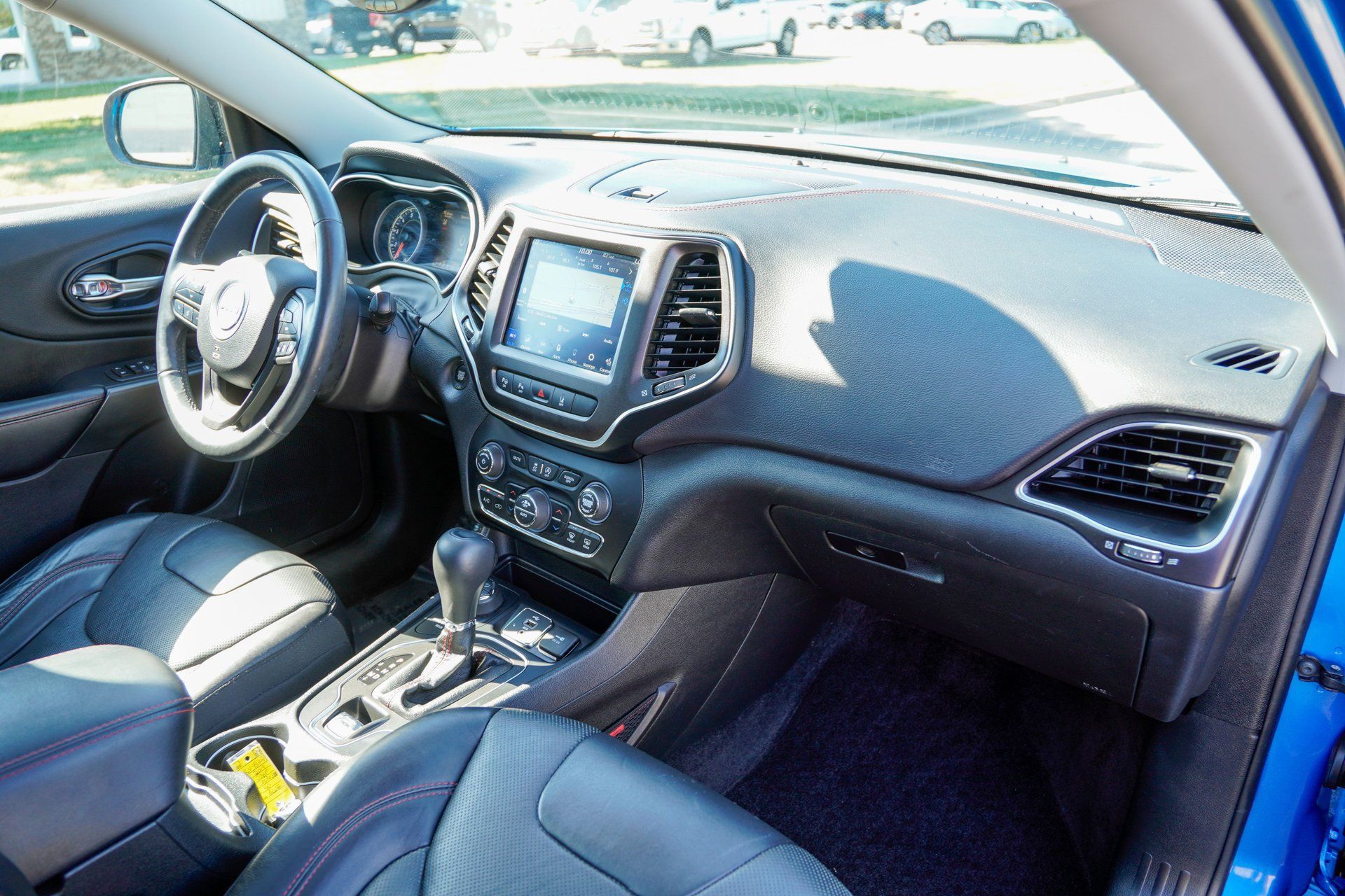 Used 2019 Jeep Cherokee Trailhawk AWD/4WD image 18