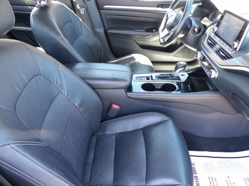 Used 2020 Nissan Altima 2.0 Platinum FWD image 16