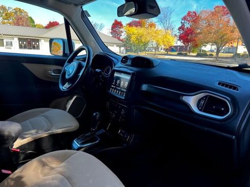 Used 2019 Jeep Renegade Latitude w/ UConnect 8.4 Nav Group image 25