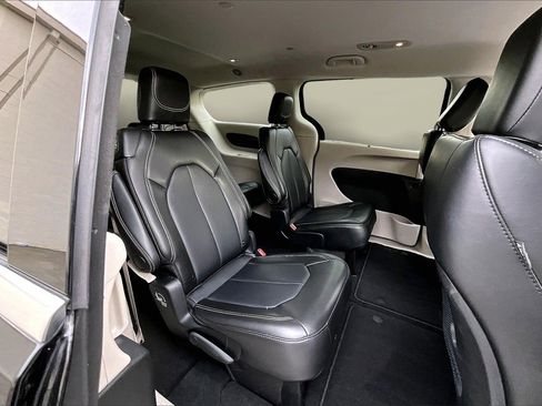 Certified 2024 Chrysler Pacifica Touring-L image 23