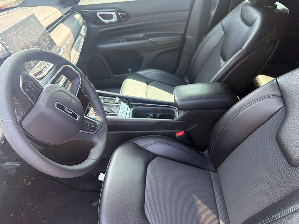 Used 2026 Jeep Compass Latitude AWD/4WD image 9