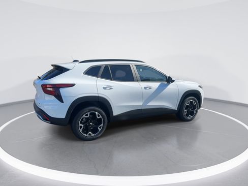 Used 2025 Chevrolet Trax LT w/ LT Convenience Package image 9