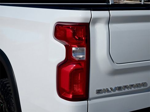Used 2025 Chevrolet Silverado 1500 ZR2 image 6