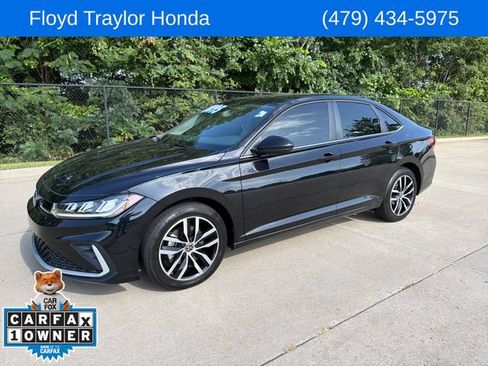 Used 2025 Volkswagen Jetta SE FWD image 1