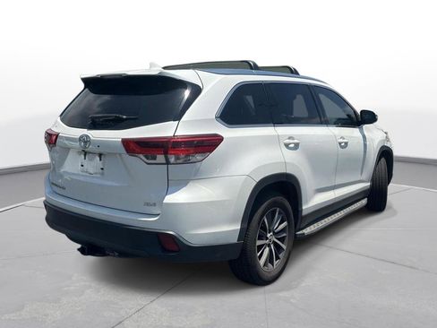 Used 2019 Toyota Highlander XLE FWD image 6