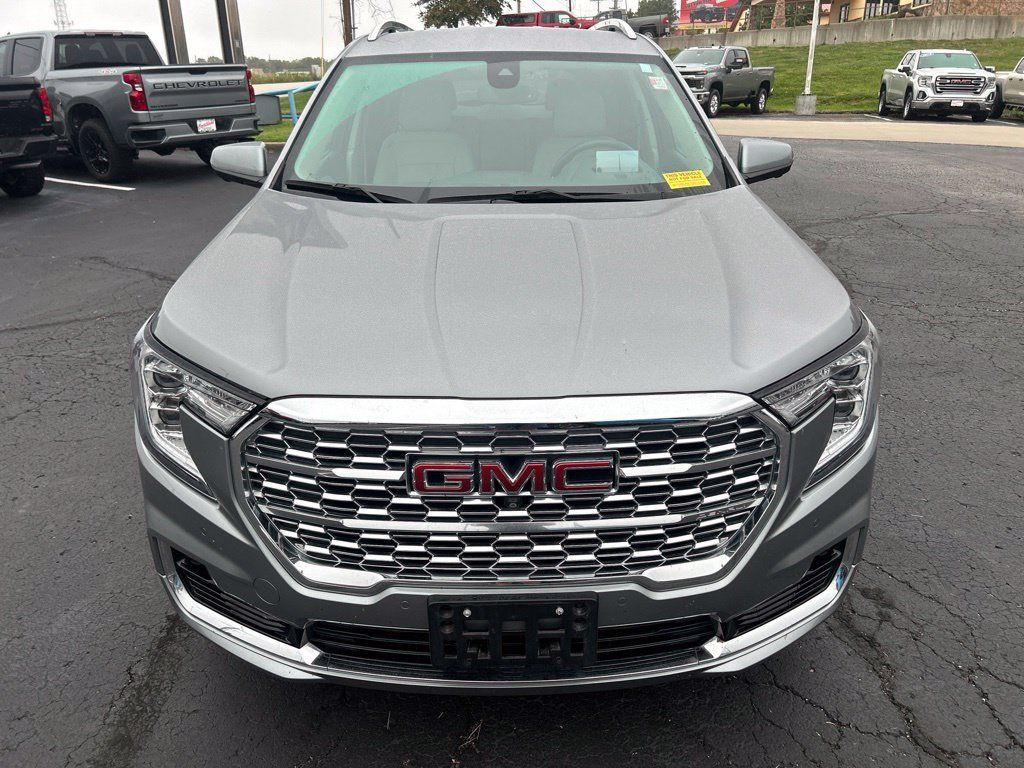 Used 2023 GMC Terrain Denali w/ Denali Premium Package AWD/4WD image 2