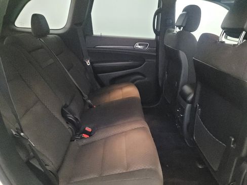 Used 2018 Jeep Grand Cherokee Laredo AWD/4WD image 19