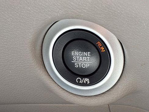 Used 2023 Chrysler Pacifica Touring-L image 18