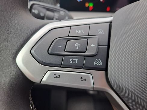 Used 2025 Volkswagen Tiguan SE FWD image 14