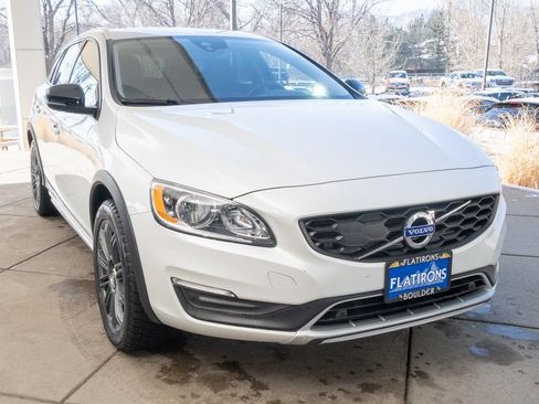 Used 2018 Volvo V60 T5 Cross Country w/ Convenience Package image 2