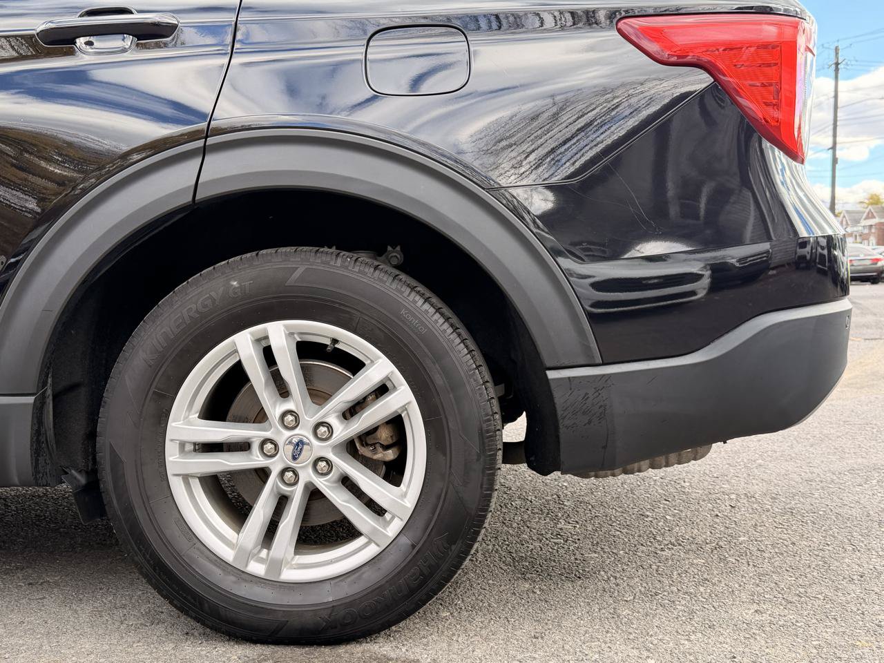 Used 2022 Ford Explorer XLT w/ Equipment Group 202A AWD/4WD image 12