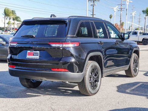 New 2025 Jeep Grand Cherokee Laredo image 4