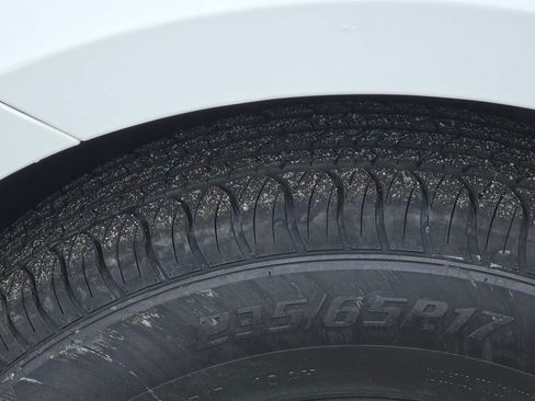 Used 2024 Chrysler Pacifica Touring-L image 28