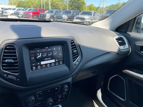 Used 2019 Jeep Compass Latitude w/ Cold Weather Group AWD/4WD image 11