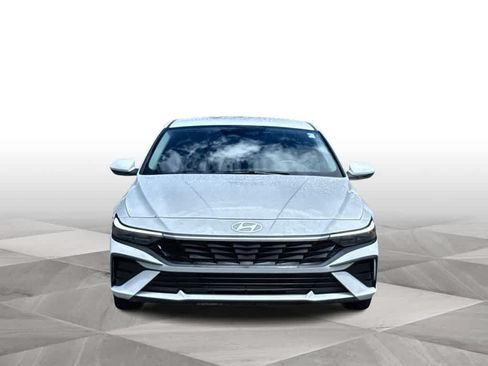 Used 2025 Hyundai Elantra SE FWD image 3