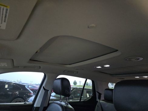 Used 2021 Chevrolet Traverse LT w/ LT Premium Package image 21