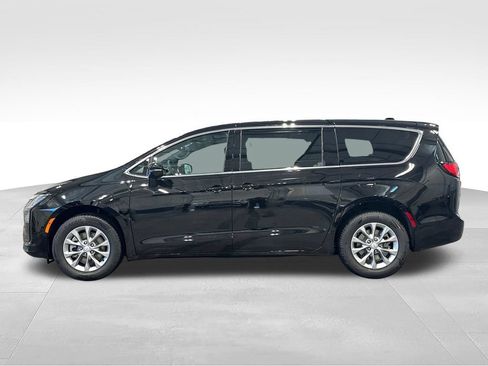 New 2027 Chrysler Pacifica Select AWD/4WD image 4