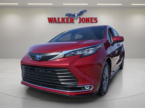 Used 2021 Toyota Sienna XLE w/ XLE Plus Package image 7