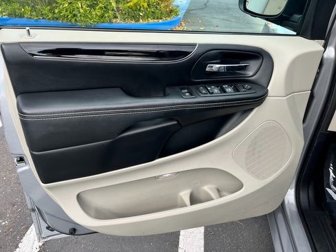 Used 2016 Dodge Grand Caravan SE image 15