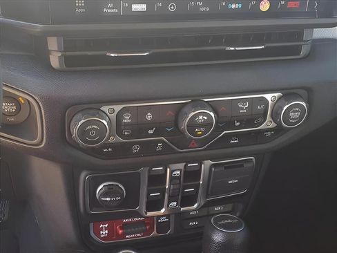 Used 2024 Jeep Gladiator Sport image 9