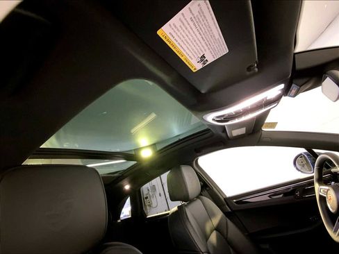 Certified 2025 Porsche Macan image 20