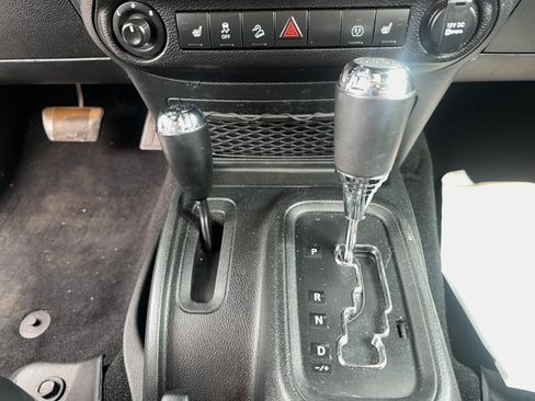 Used 2017 Jeep Wrangler Unlimited Sahara AWD/4WD image 15