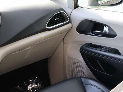 Used 2023 Chrysler Pacifica Touring-L FWD image 17