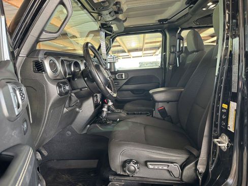 Used 2020 Jeep Gladiator Overland AWD/4WD image 23