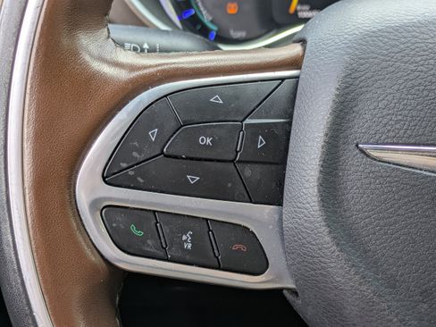 Used 2020 Chrysler Pacifica Limited w/ Advanced Safetytec Group FWD image 22