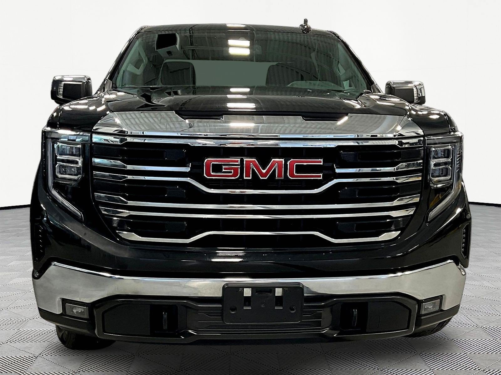 Used 2025 GMC Sierra 1500 SLT AWD/4WD image 2