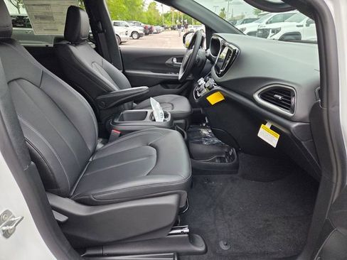 New 2026 Chrysler Voyager LX image 15