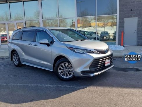 Used 2022 Toyota Sienna LE image 2