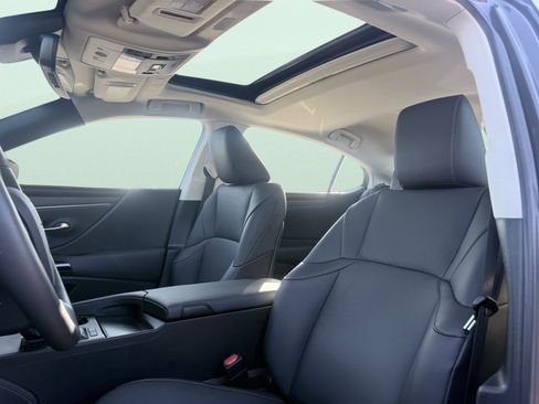 Used 2025 Lexus ES 300h w/ Premium Package image 12