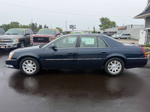 Used 2009 Cadillac DTS w/ Trunk Convenience Package FWD image 2