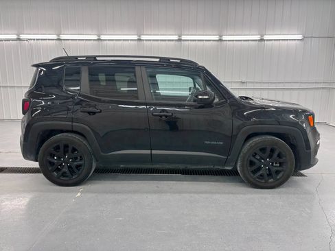 Used 2017 Jeep Renegade Altitude FWD image 2