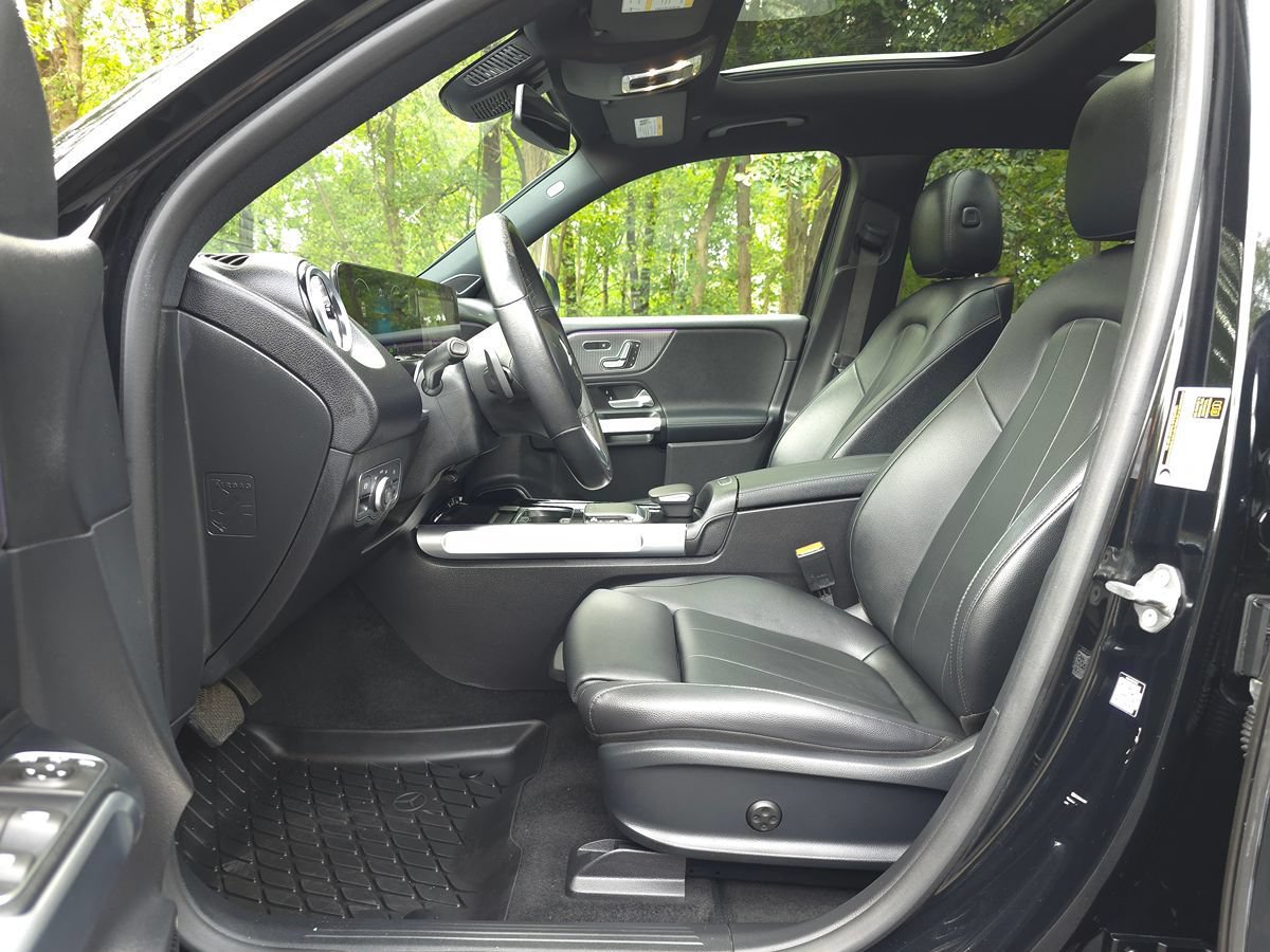 Used 2023 Mercedes-Benz EQB 300 4MATIC w/ Pinnacle Package image 11