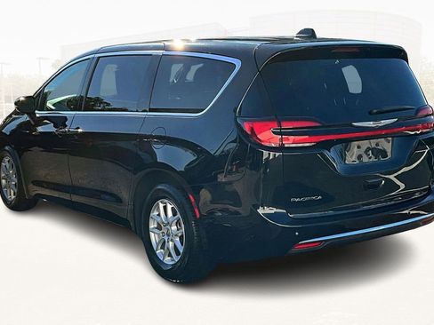 Used 2024 Chrysler Pacifica Touring-L image 4