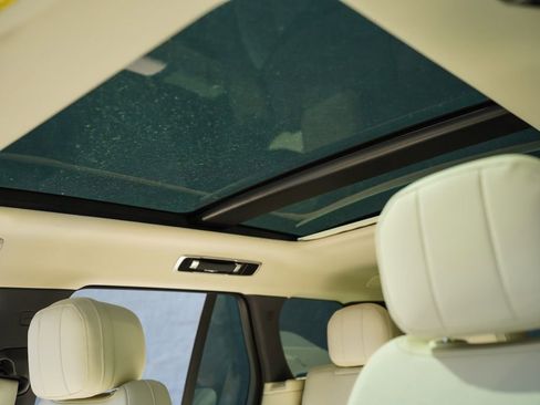 Used 2025 Land Rover Range Rover SE AWD/4WD image 33