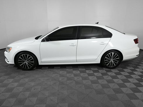 Used 2016 Volkswagen Jetta Sport image 3