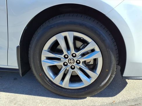 Used 2022 Toyota Sienna Limited image 11