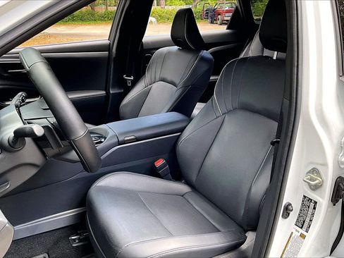 Used 2025 Toyota Crown Signia w/ Advanced Technology Package image 18