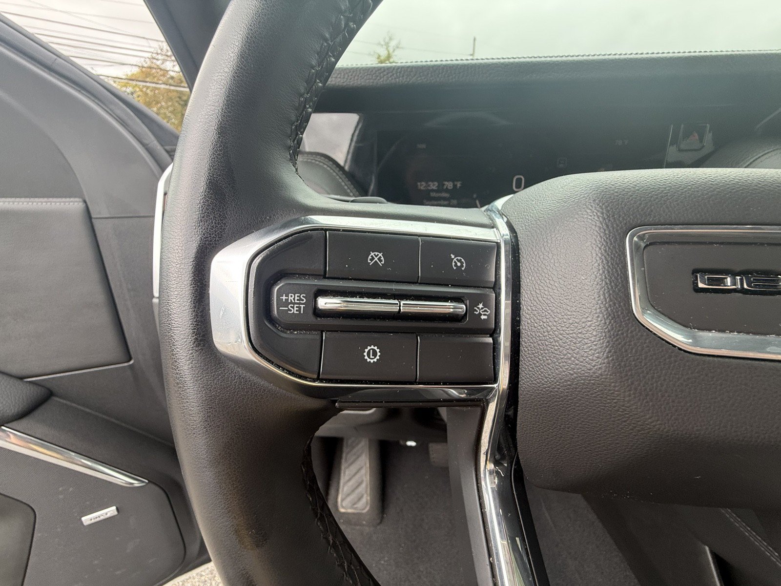Used 2025 GMC Yukon XL Denali AWD/4WD image 17