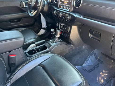 Used 2022 Jeep Wrangler Unlimited Sahara w/ Cold Weather Group AWD/4WD image 15