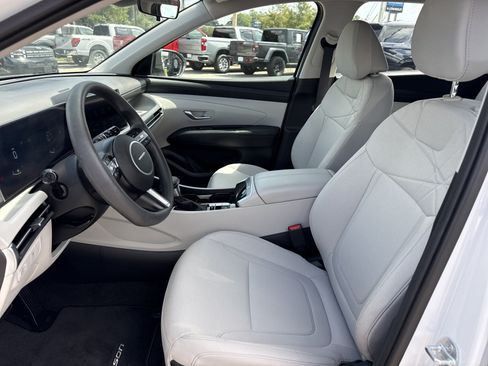 Used 2025 Hyundai Tucson SE FWD image 11