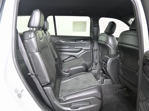 Used 2022 Jeep Grand Cherokee L Laredo image 15