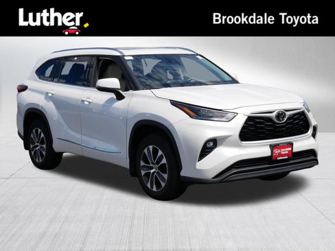 Certified 2021 Toyota Highlander XLE AWD/4WD image 1
