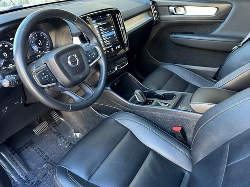 Used 2021 Volvo XC40 T5 Momentum w/ Premium Package image 10